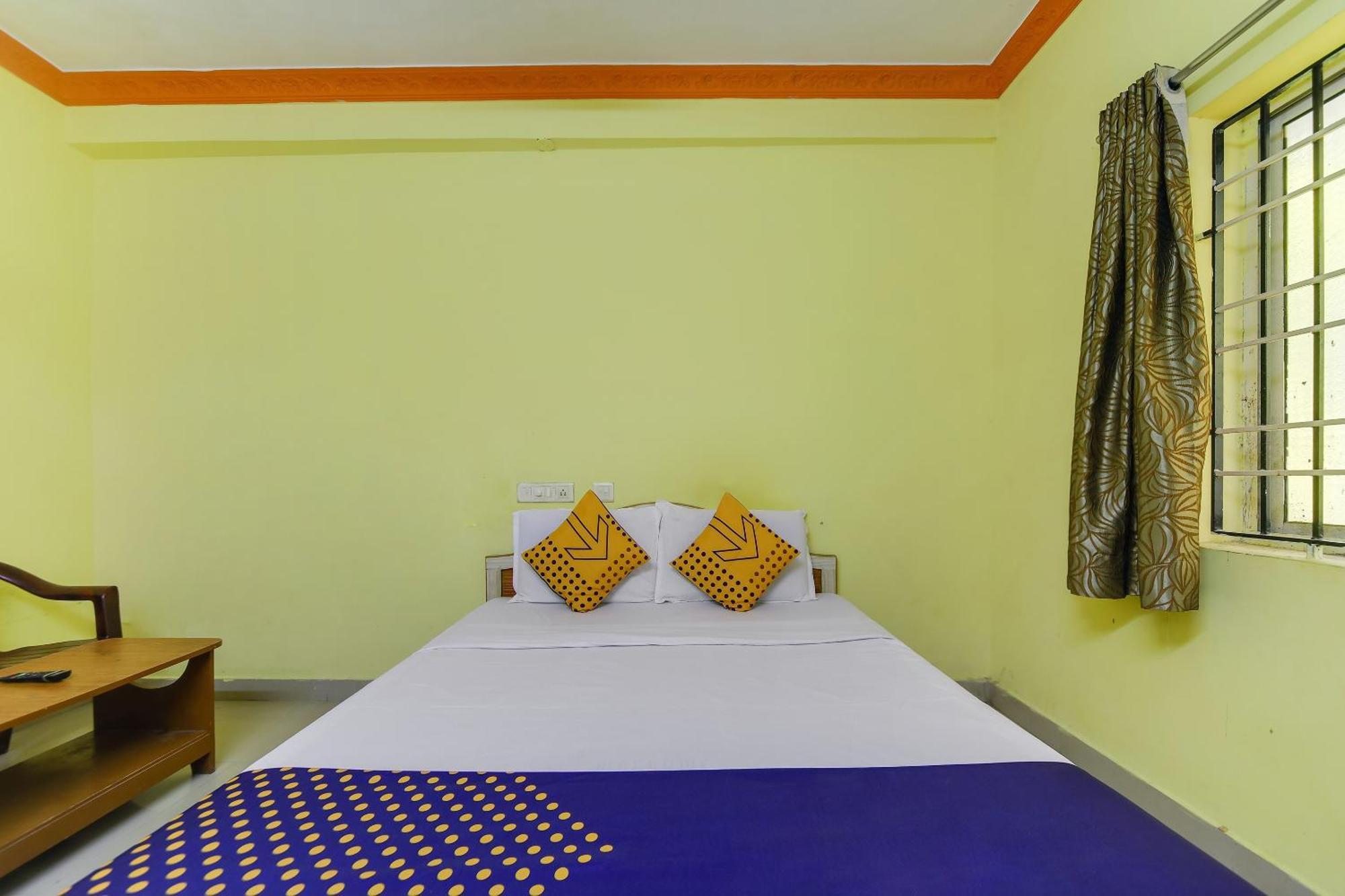 Spot On 75475 Cn Guest House Ченнаи Экстерьер фото